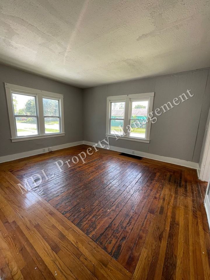1108 W Holland Ave - Photo 3 of 15