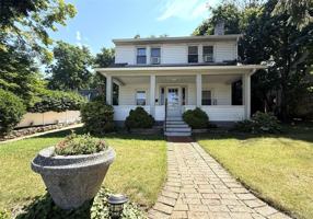 featured image of 15 Maple Grove St
