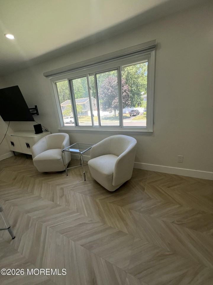 1202 Thomas Ave - Photo 2 of 11