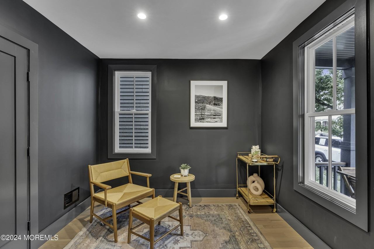 64 Webb Ave - Photo 4 of 28