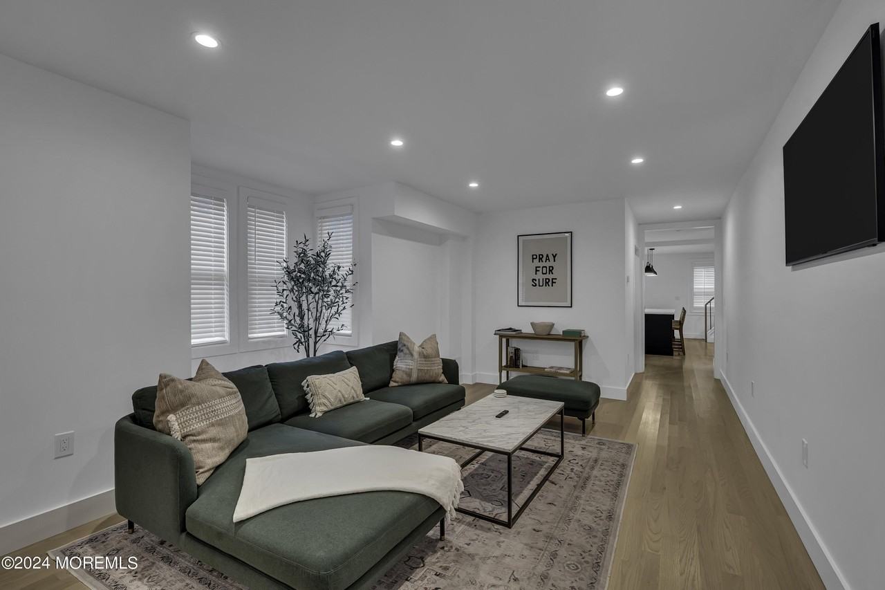 64 Webb Ave - Photo 6 of 28
