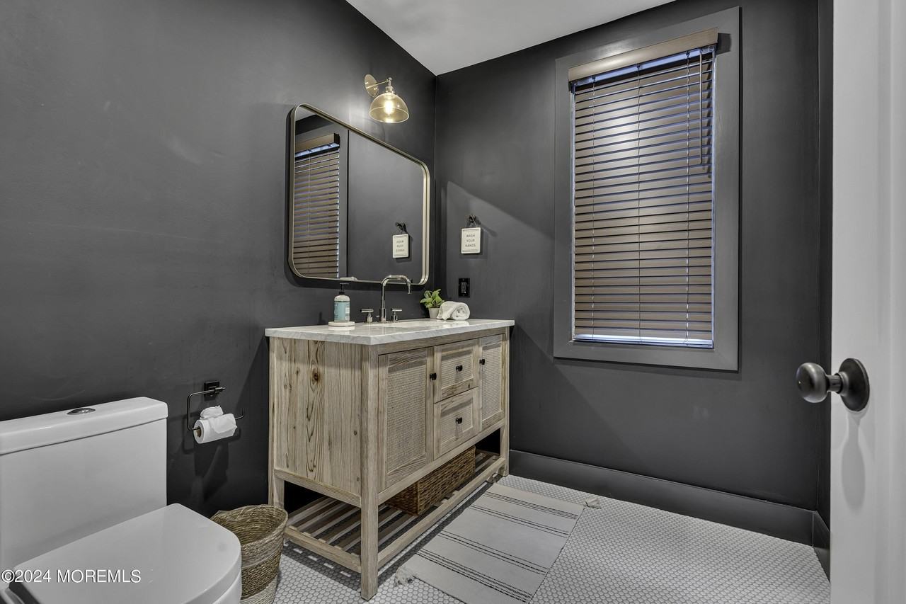 64 Webb Ave - Photo 7 of 28