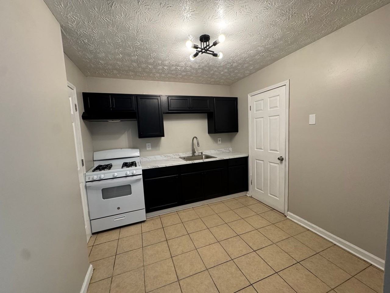 2704 Greystone Pl - Photo 5 of 15