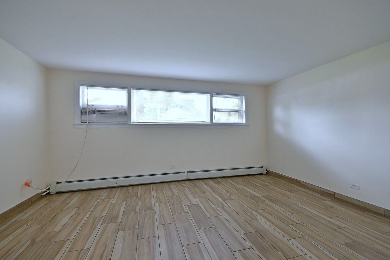 2033 N 74th Ave - Photo 4 of 18