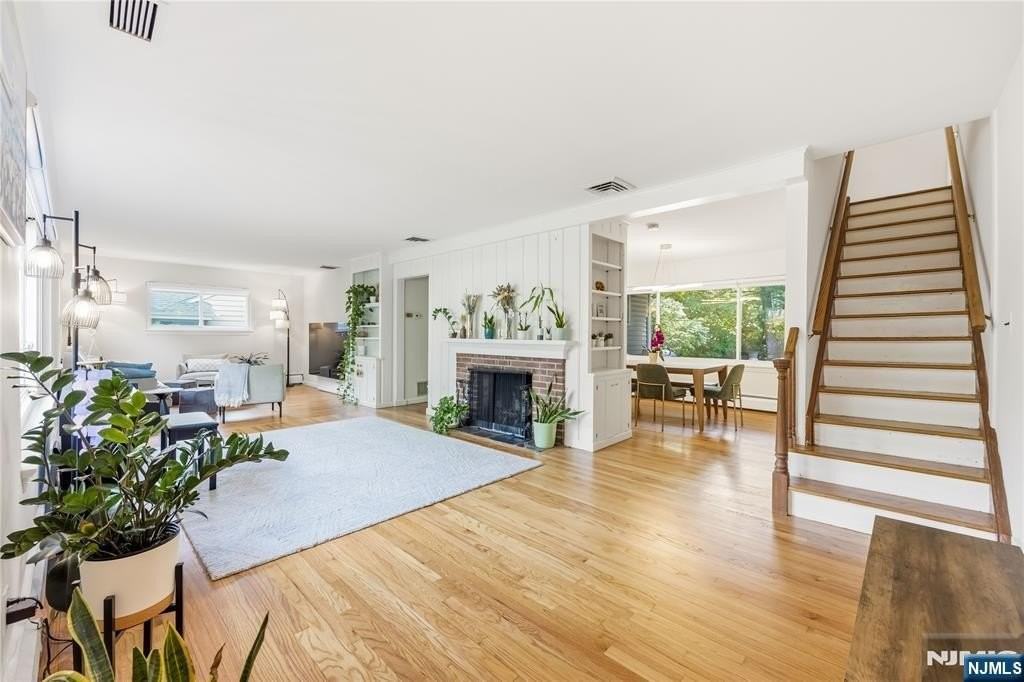 48 Jefferson Ave - Photo 4 of 33