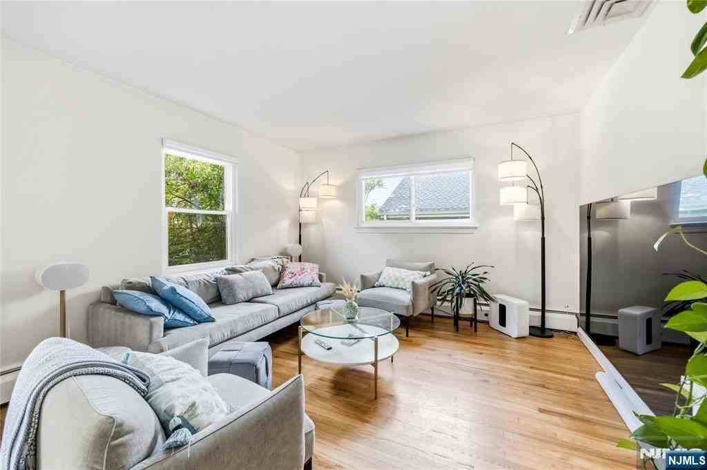 48 Jefferson Ave - Photo 7 of 33