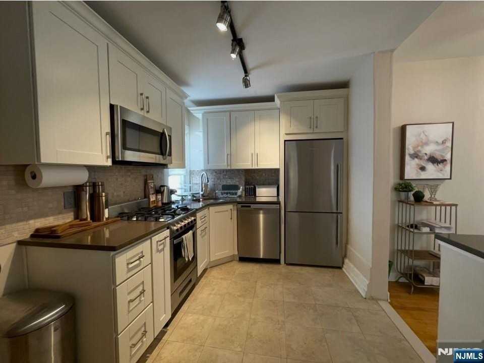 440 Tenafly Rd - Photo 2 of 19