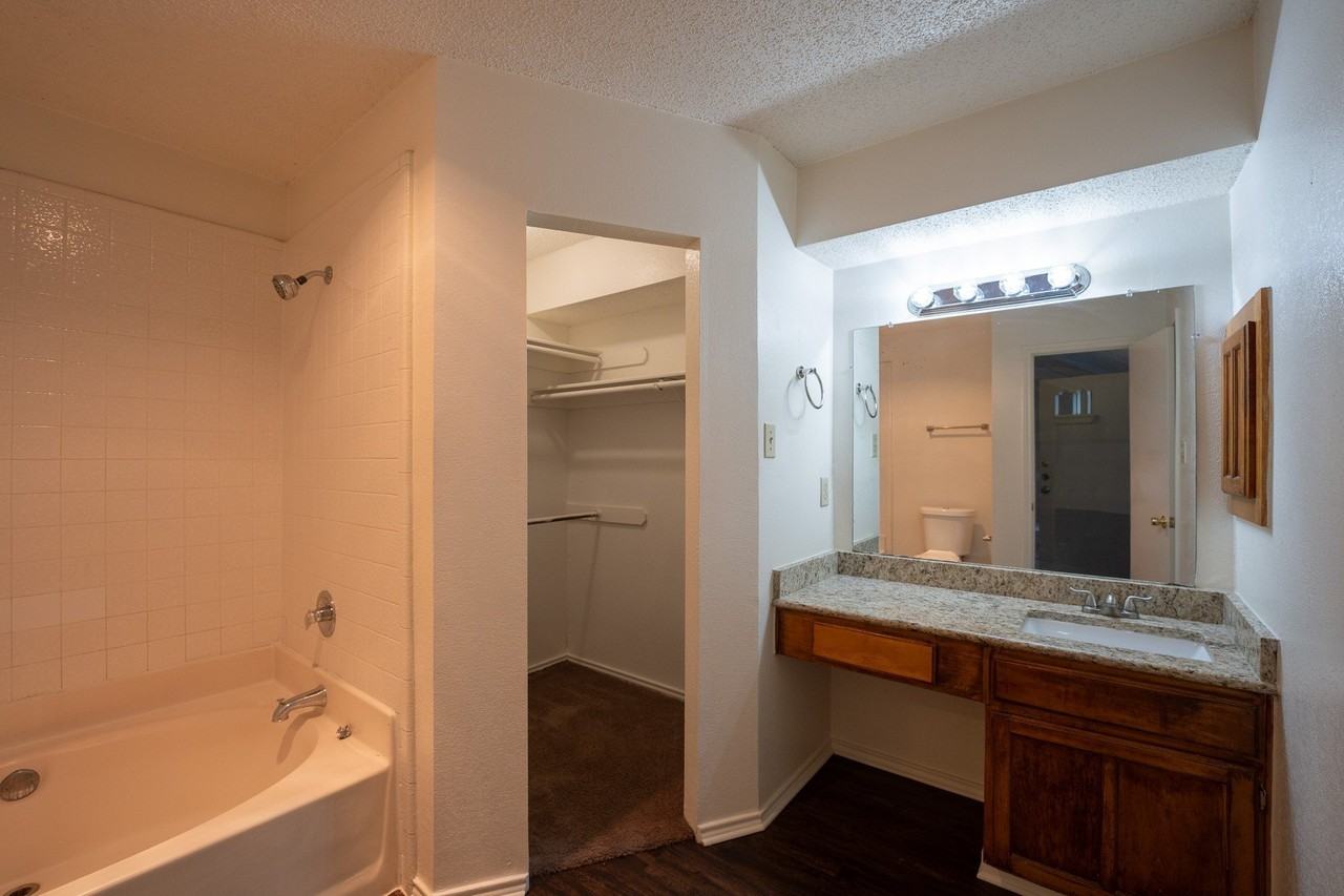2140 Norcross Dr - Photo 3 of 10
