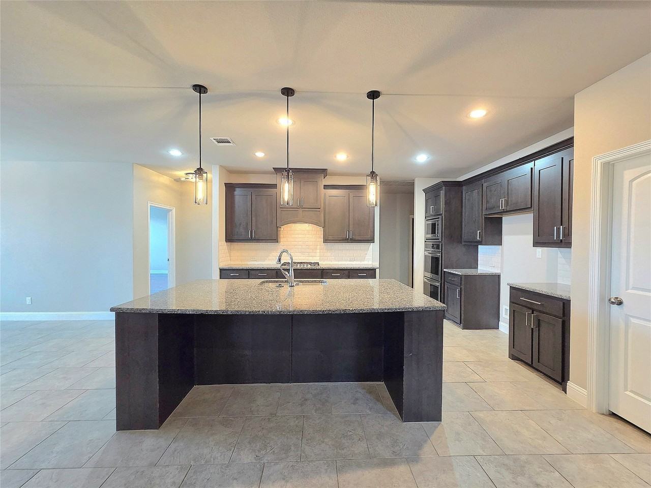 6916 Talon Dr - Photo 7 of 40
