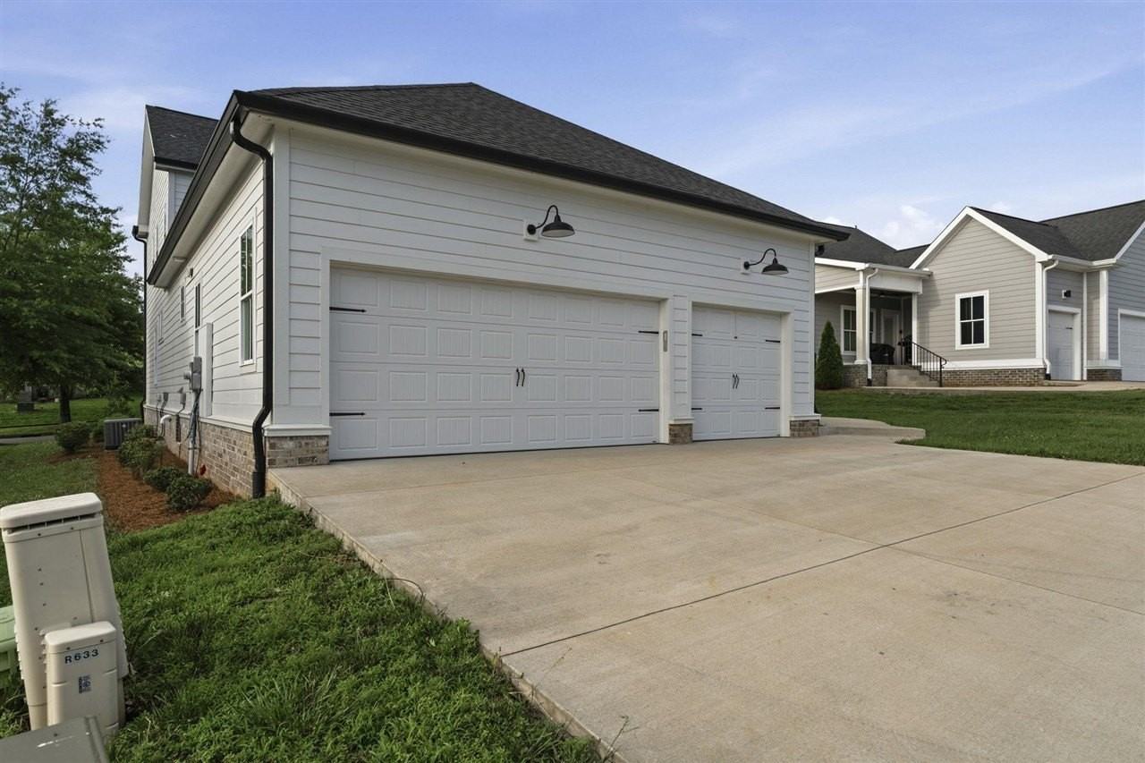 633 Village Way - Photo 4 of 32