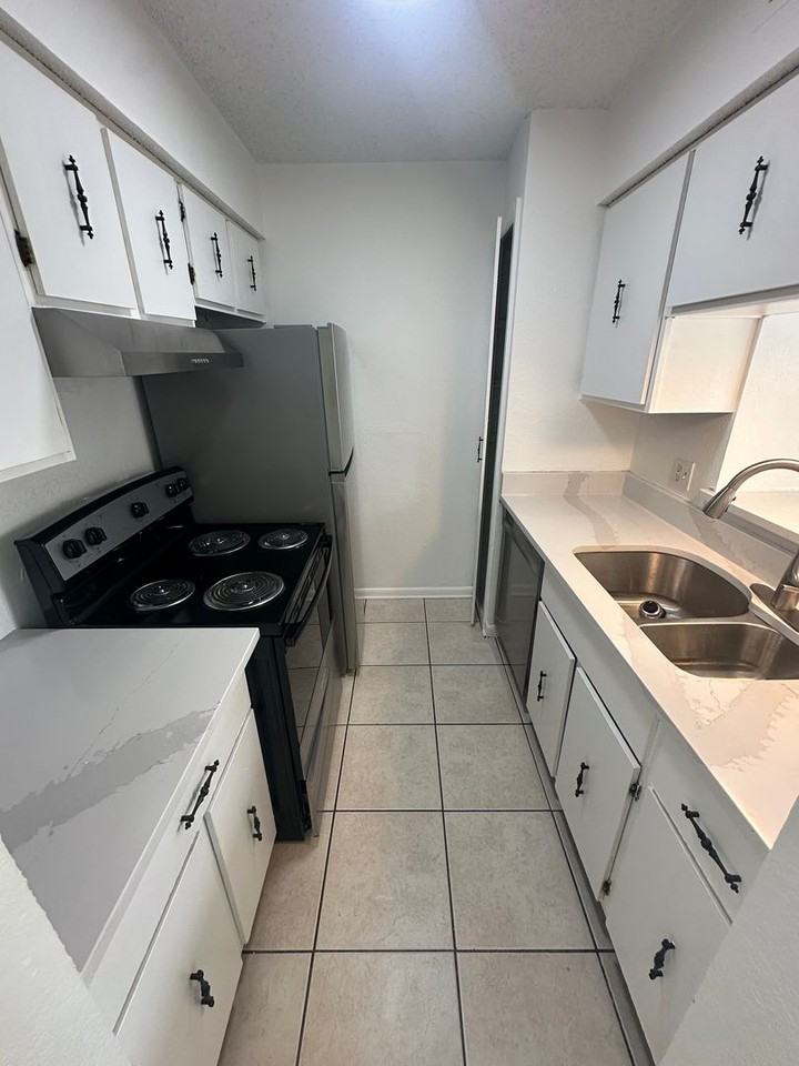 1725 Ridge Oak Pl - Photo 4 of 11