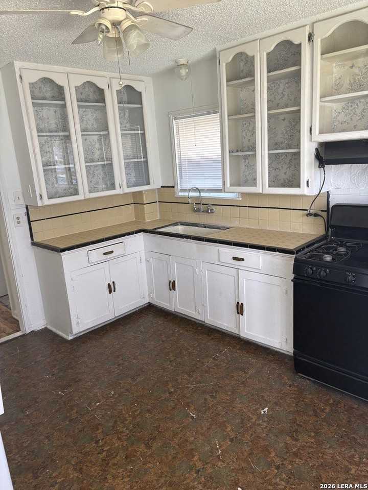 703 Alexander Hamilton Dr - Photo 5 of 17