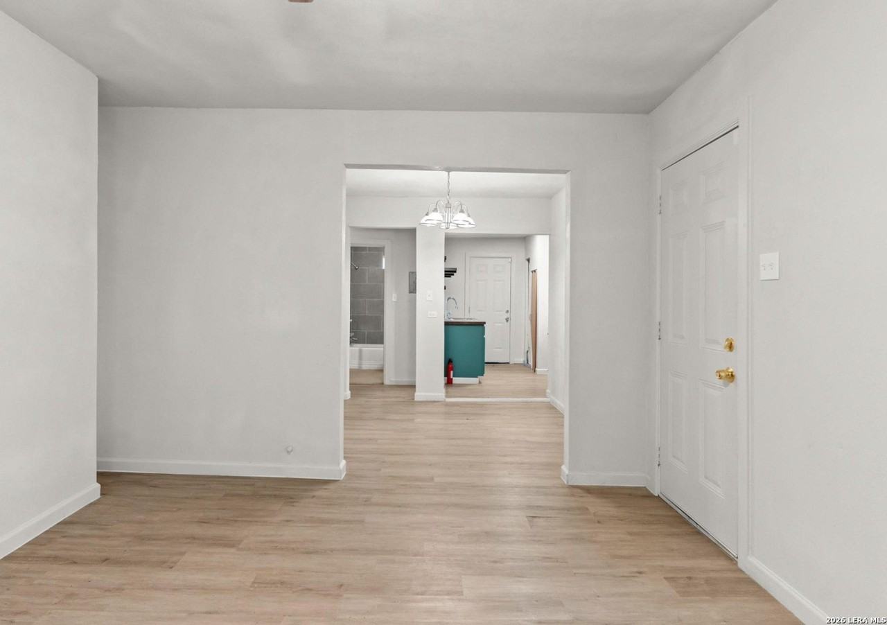 826 Poinsettia - Photo 3 of 10