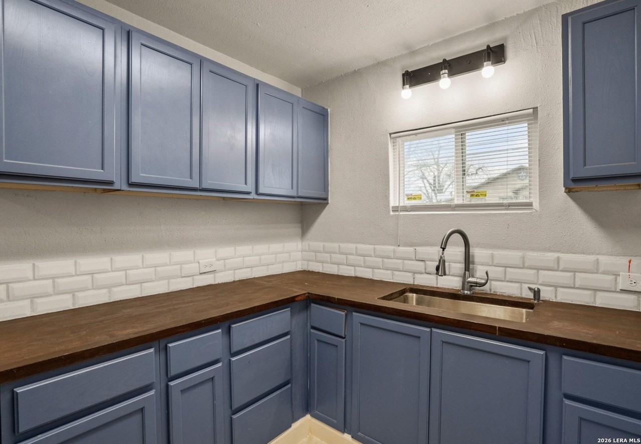 2303 Burnet St - Photo 4 of 9