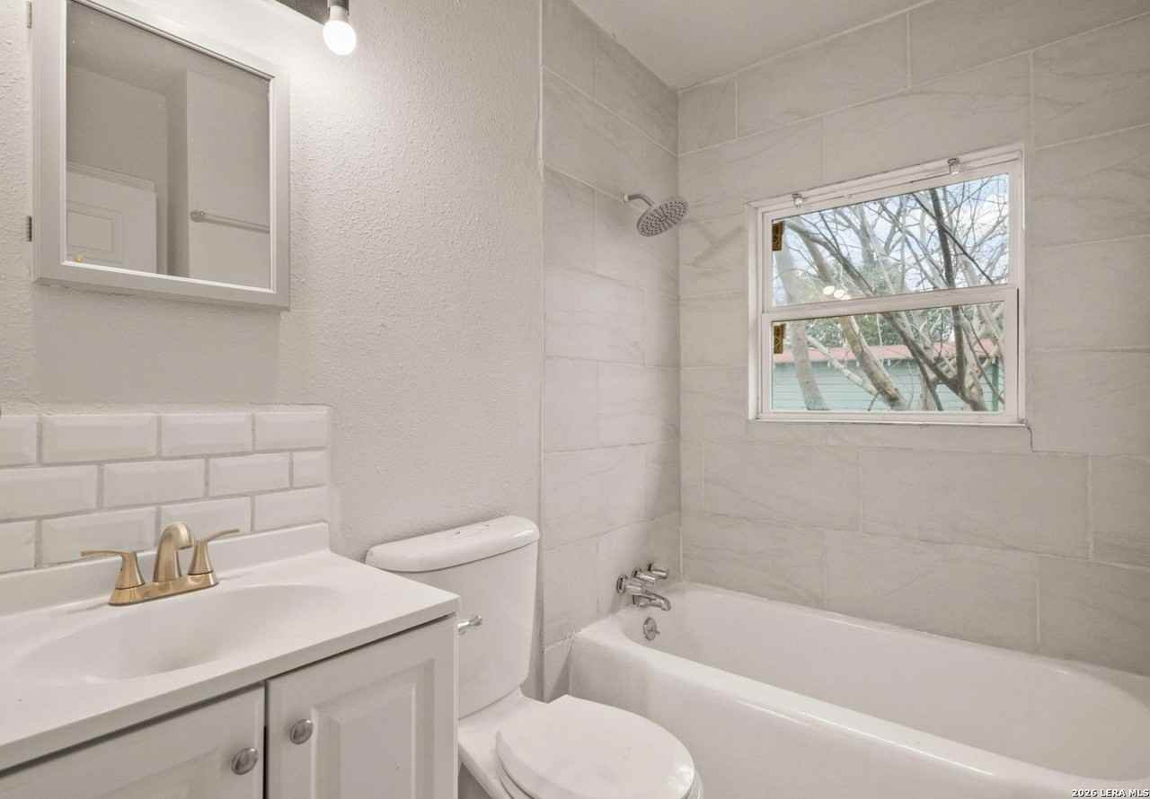 2303 Burnet St - Photo 6 of 9