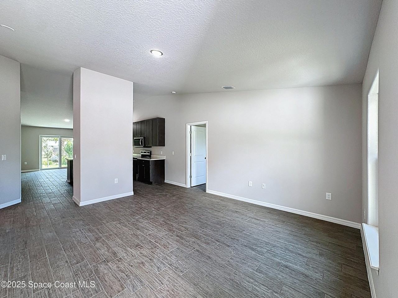 144 Roosevelt St - Photo 4 of 28