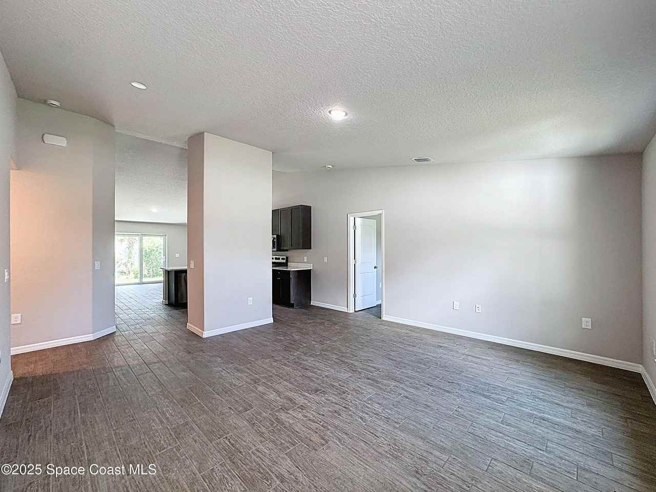 144 Roosevelt St - Photo 5 of 28