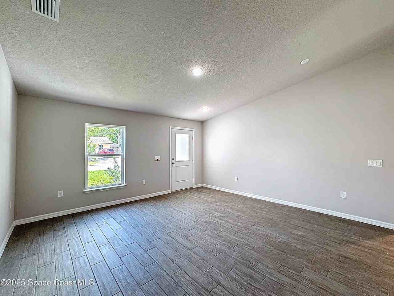 144 Roosevelt St - Photo 6 of 28