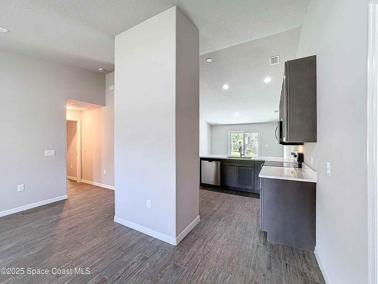 144 Roosevelt St - Photo 7 of 28