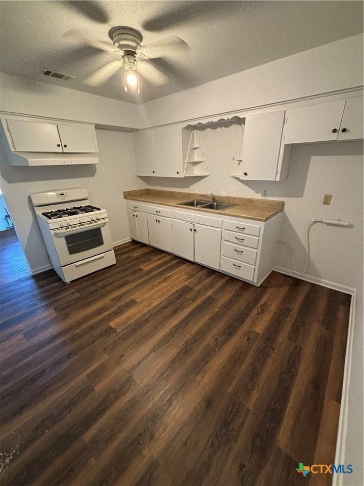 1110 S 13th St - Photo 4 of 10
