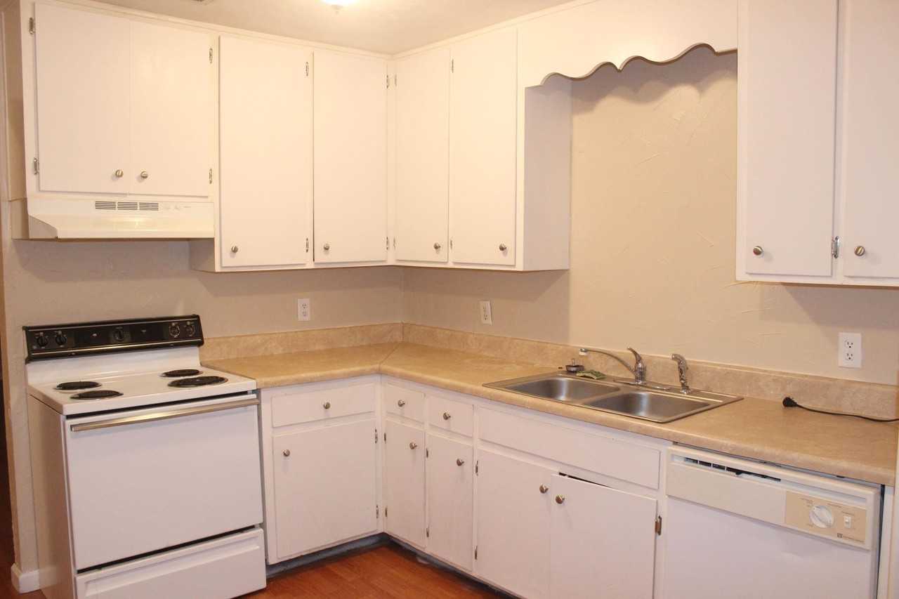 1550 Blountstown St - Photo 4 of 9