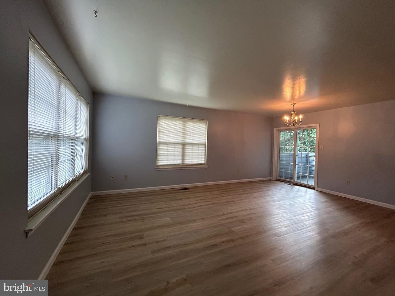27 Martine Ct - Photo 3 of 19