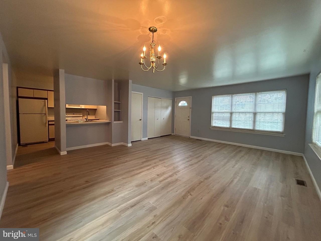 27 Martine Ct - Photo 5 of 19