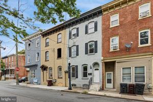 featured image of 715 W 8th St #2