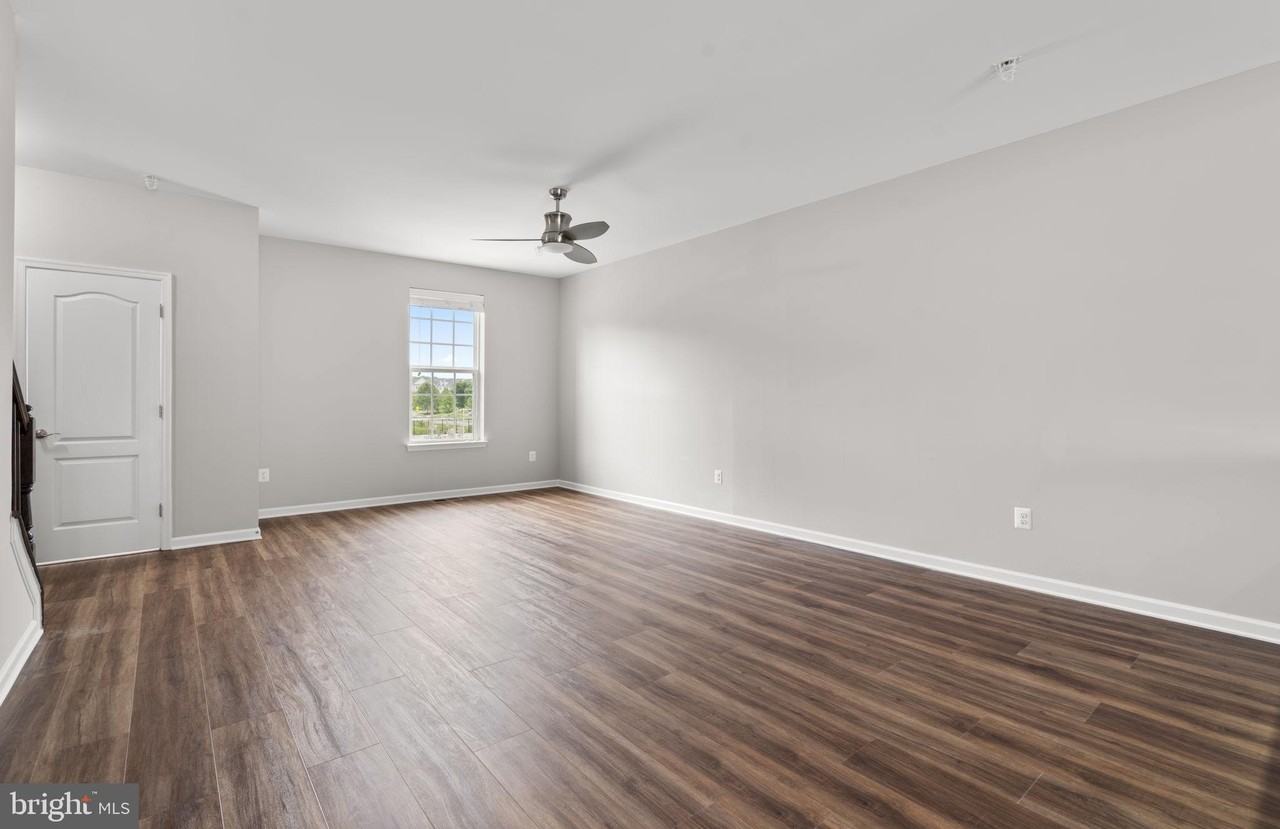 9442 Adelaide Ln - Photo 3 of 34