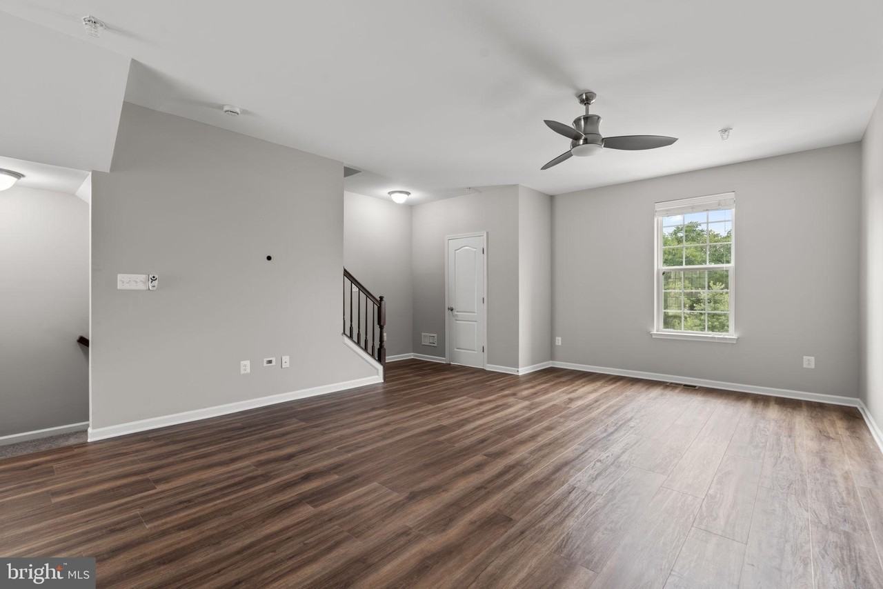 9442 Adelaide Ln - Photo 4 of 34