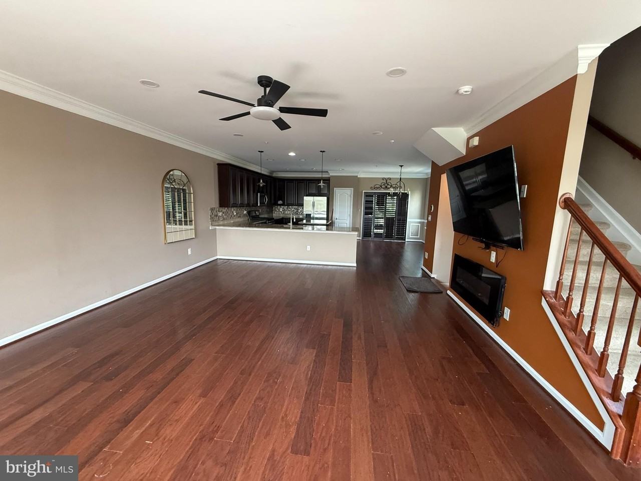 9515 Mary Geneva Ln - Photo 3 of 17