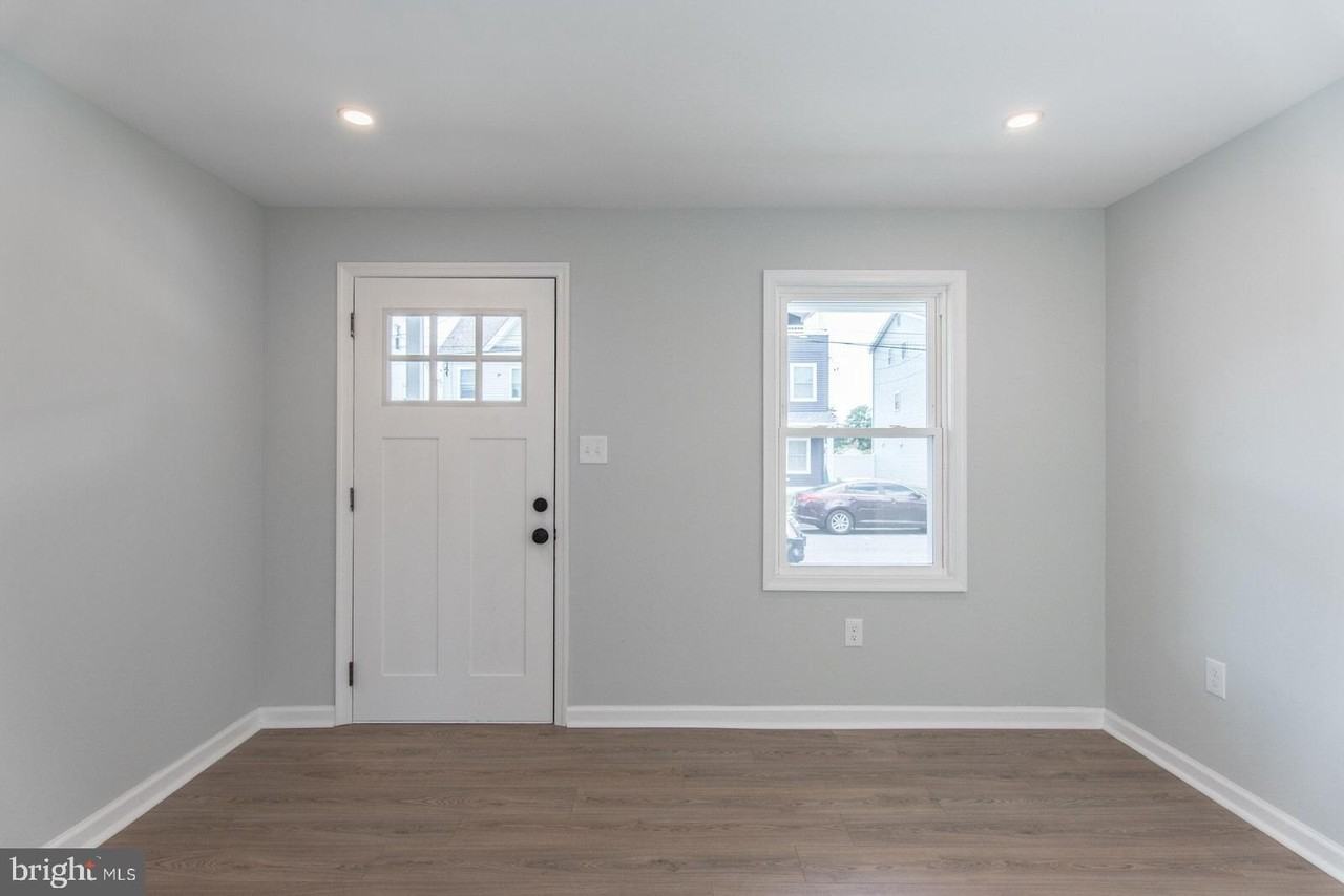 647 Spruce St - Photo 4 of 37