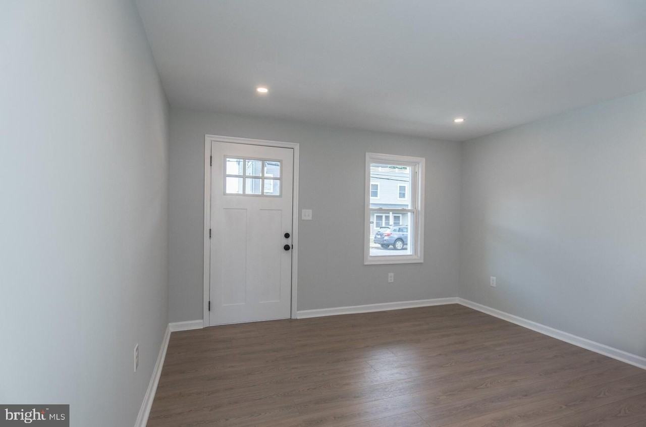 647 Spruce St - Photo 5 of 37