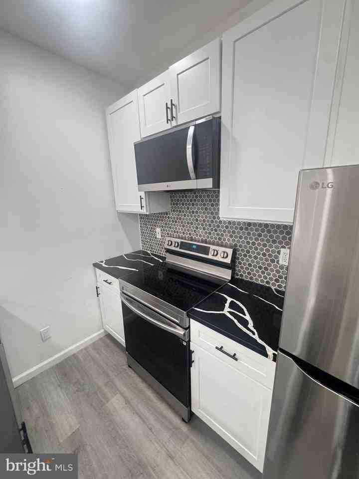 2328 Nicholas St - Photo 3 of 13