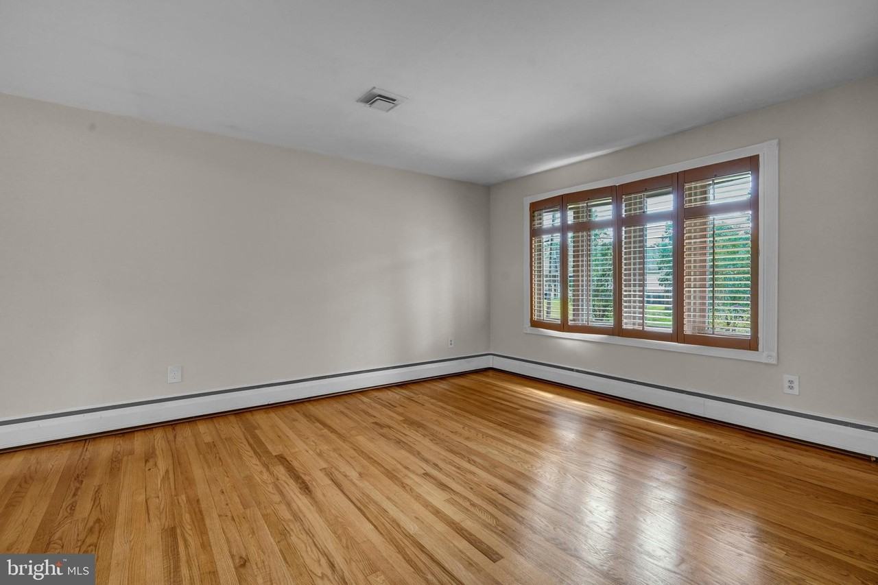 8905 Valley Forge Dr - Photo 5 of 32