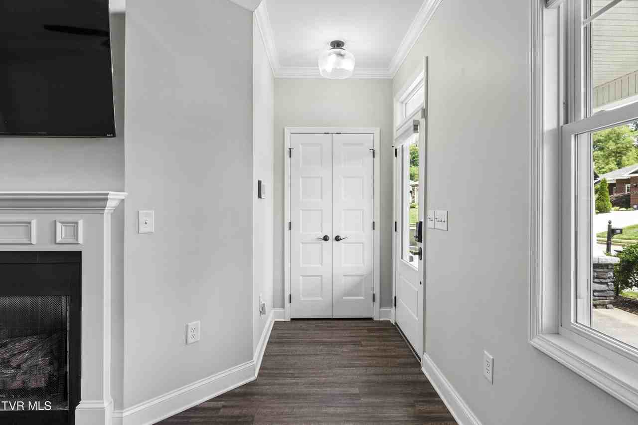 515 Villa Ln - Photo 3 of 39