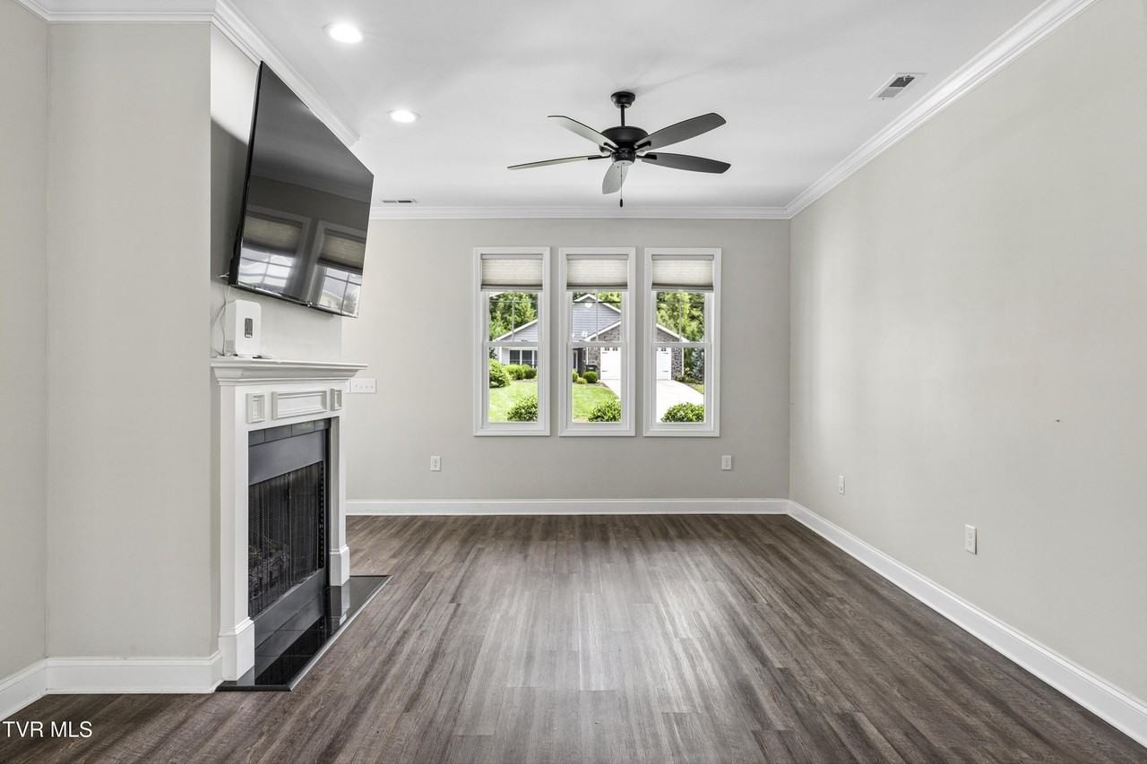515 Villa Ln - Photo 4 of 39