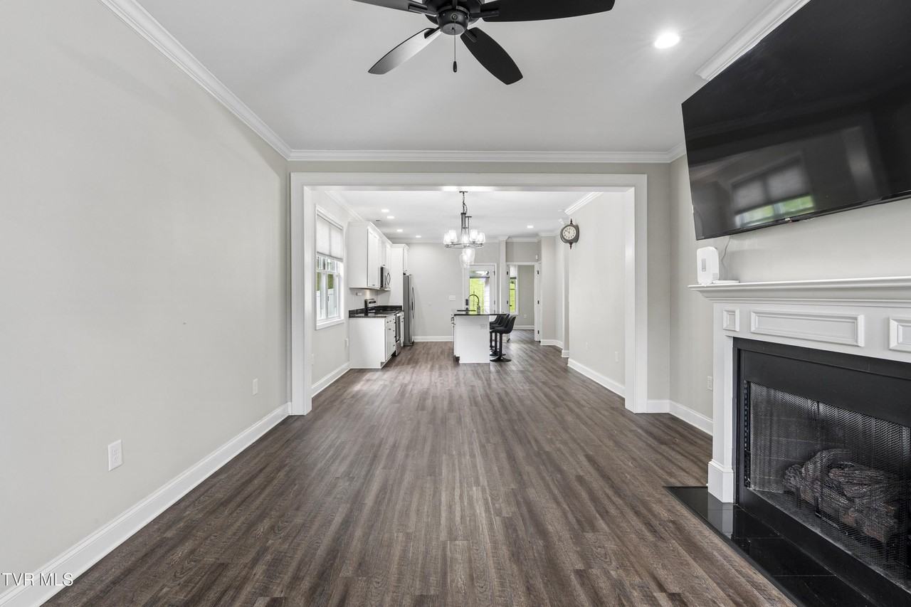 515 Villa Ln - Photo 5 of 39