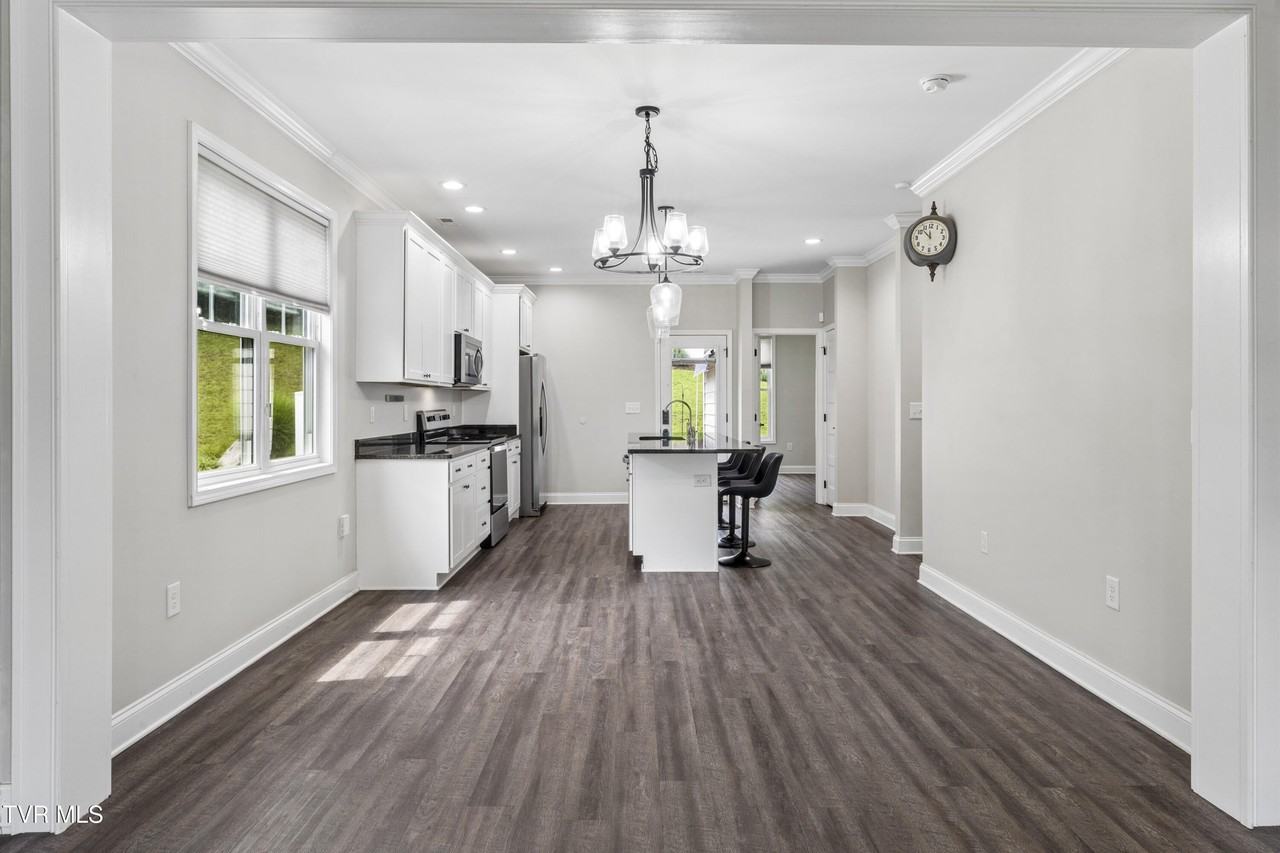 515 Villa Ln - Photo 6 of 39