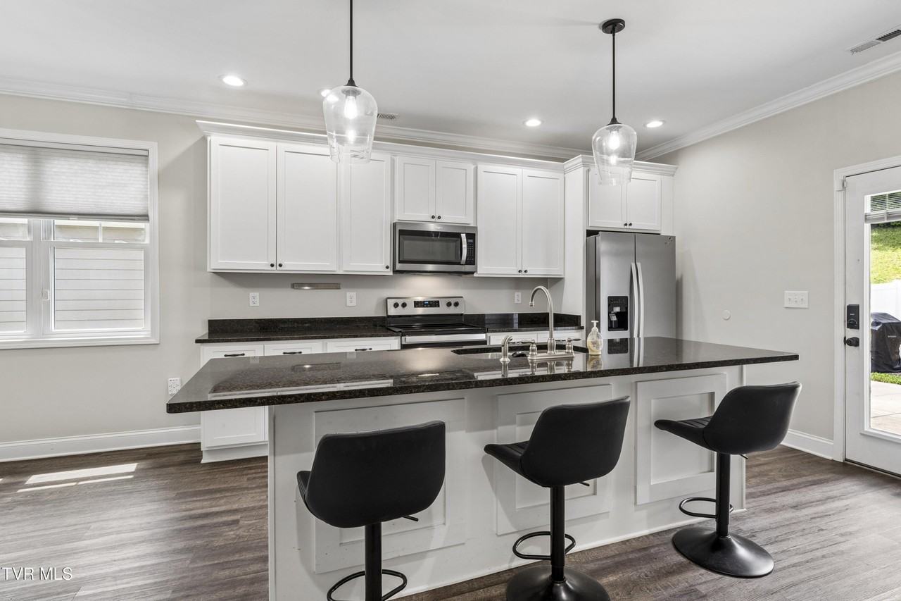 515 Villa Ln - Photo 7 of 39