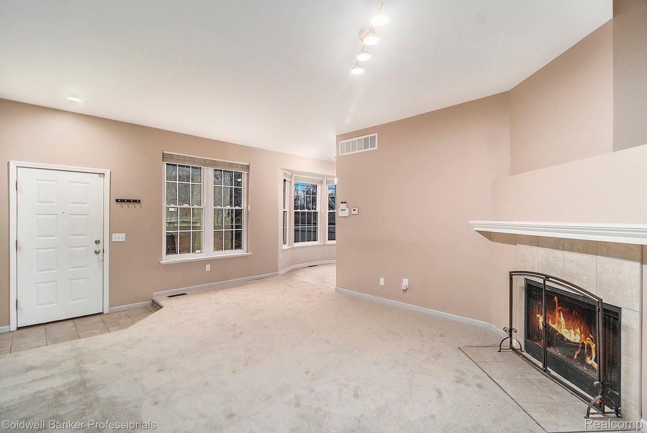 7360 Meadowridge Dr - Photo 6 of 28