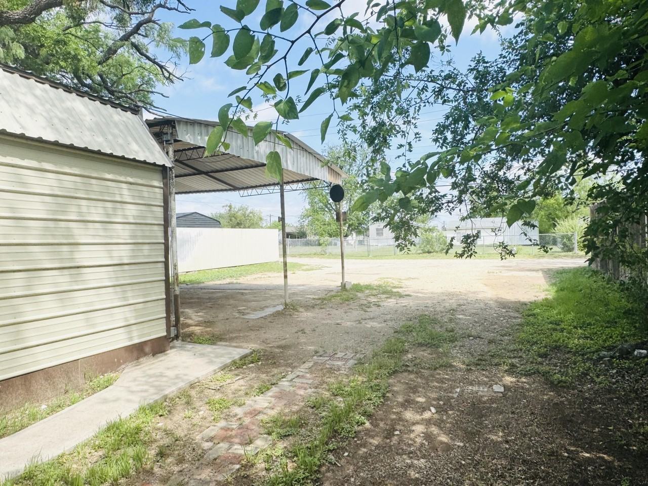 1510 E Harris Ave - Photo 4 of 31