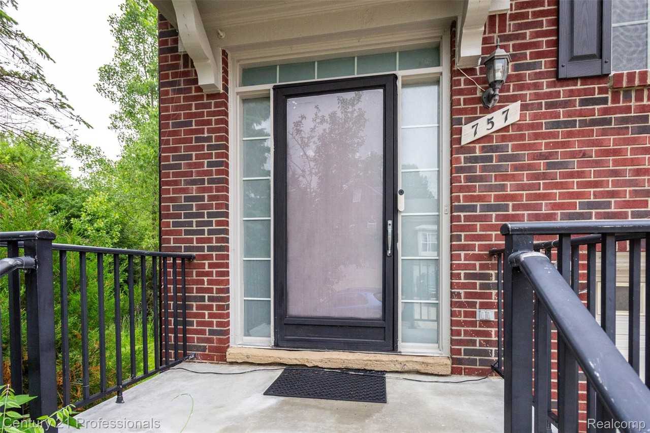 757 Sandalwood Dr - Photo 4 of 34