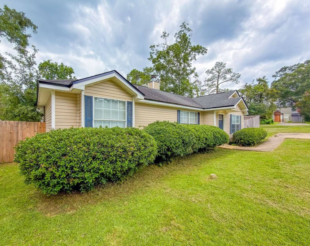 1367 Idlewild Dr - Photo 3 of 46