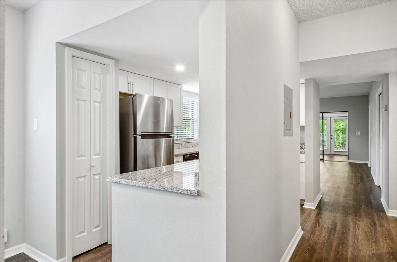 Large 2 bed / 2 bath plus flex area located in Hyde Park - Photo 4 of 26