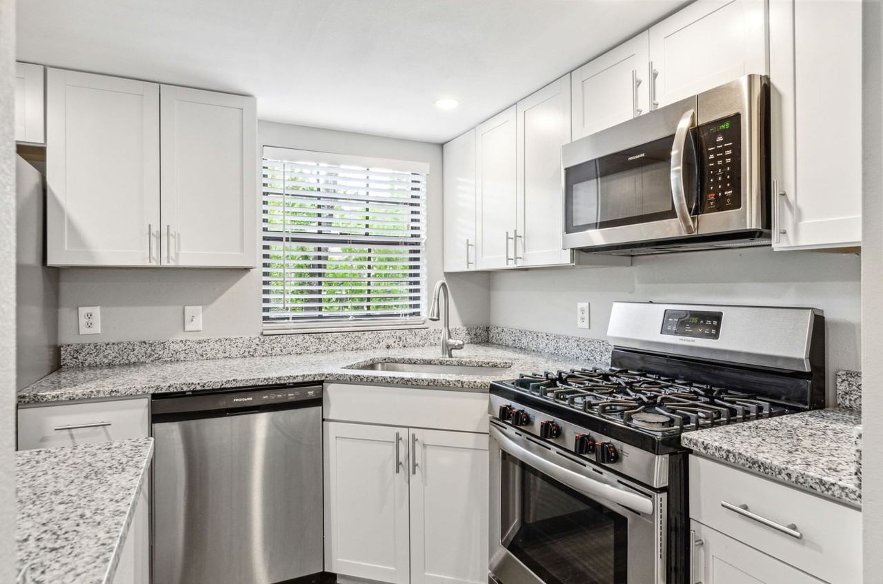 Large 2 bed / 2 bath plus flex area located in Hyde Park - Photo 5 of 26