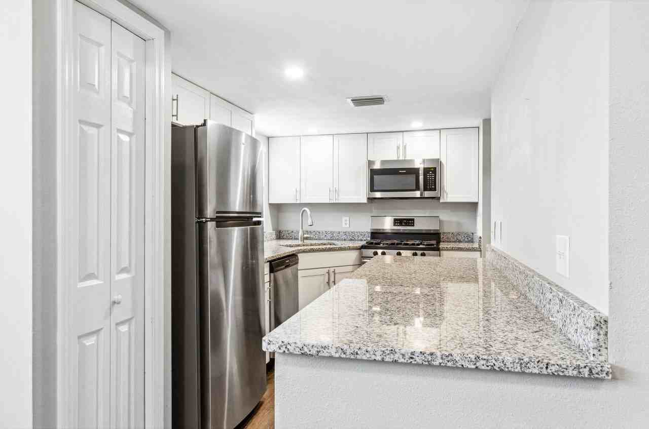 Large 2 bed / 2 bath plus flex area located in Hyde Park - Photo 6 of 26