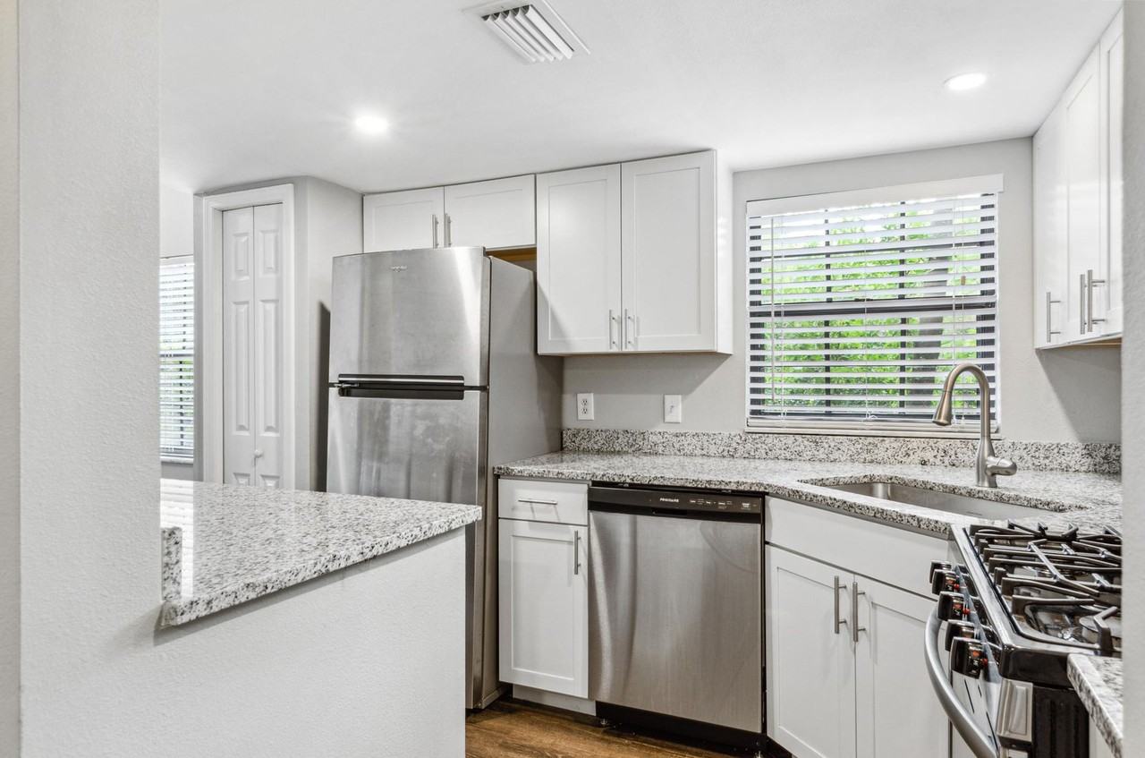 Large 2 bed / 2 bath plus flex area located in Hyde Park - Photo 7 of 26