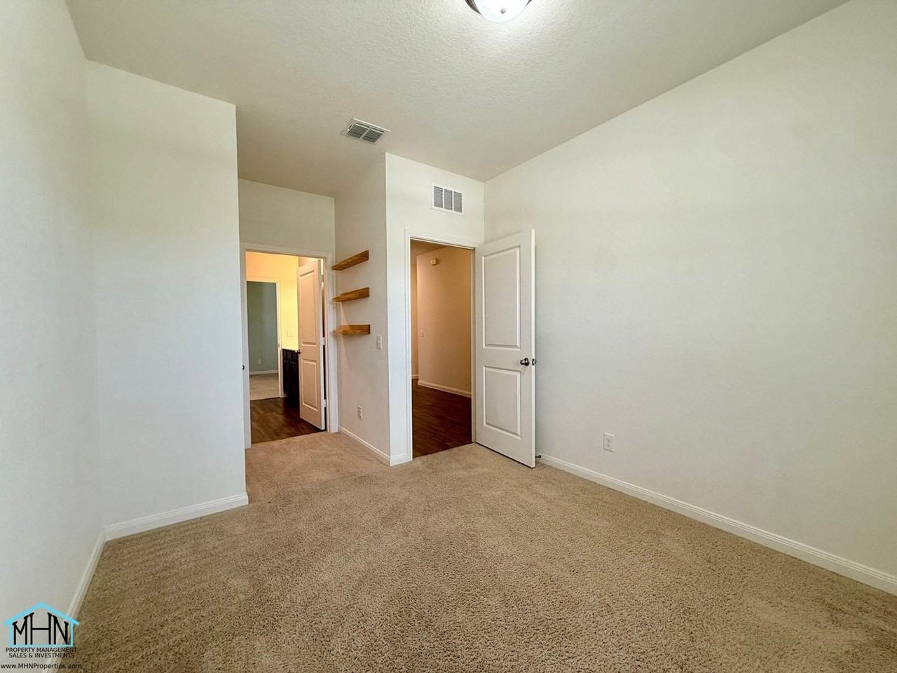 5843 Gulf Mdw - Photo 5 of 23