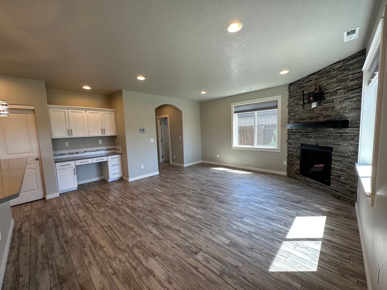 2558 Nw Hemlock Way - Photo 5 of 22